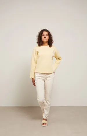 Colored denim in straight fit with pintuck and five pockets