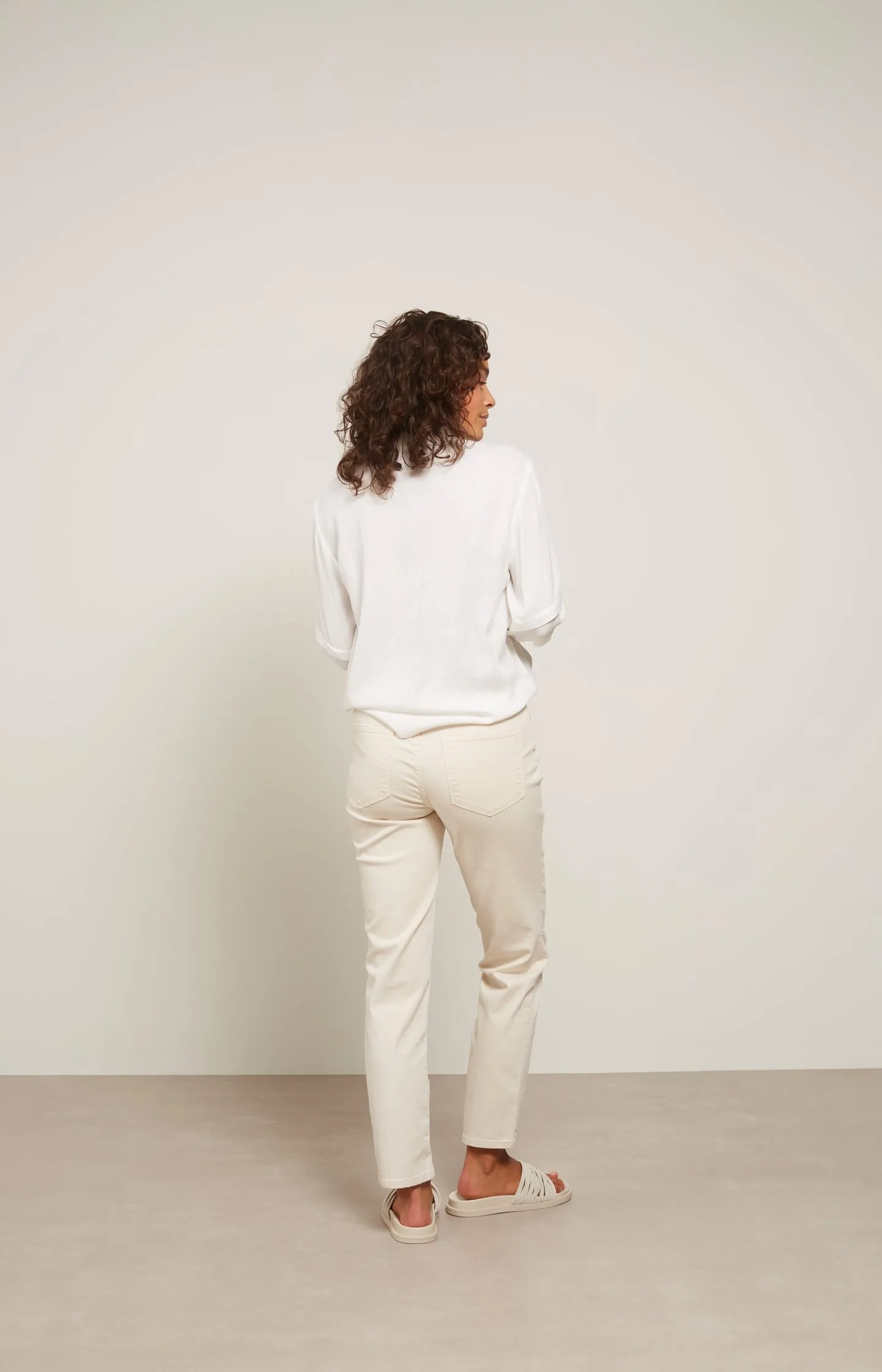 Colored denim in straight fit with pintuck and five pockets