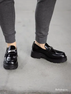 Vagabond Cosmo Sort loafer med lenke og kraftig sle
